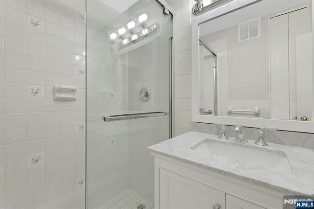 2000 Linwood 14 0, Fort Lee, NJ 07024