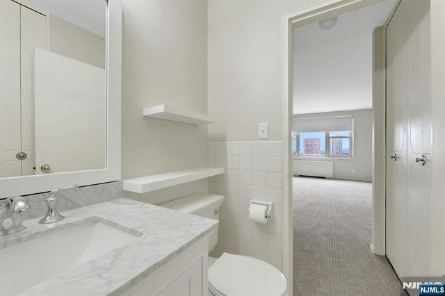 2000 Linwood 14 0, Fort Lee, NJ 07024