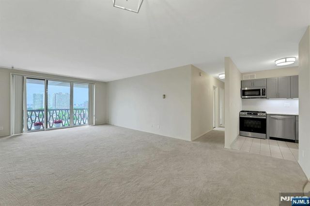 2000 Linwood 14 0, Fort Lee, NJ 07024