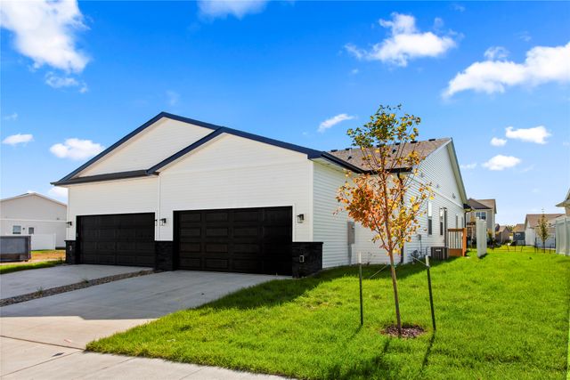 9764 Regatta Lane, Johnston, IA 50131