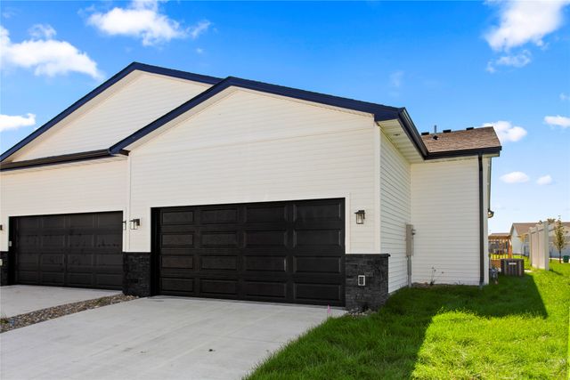 9764 Regatta Lane, Johnston, IA 50131