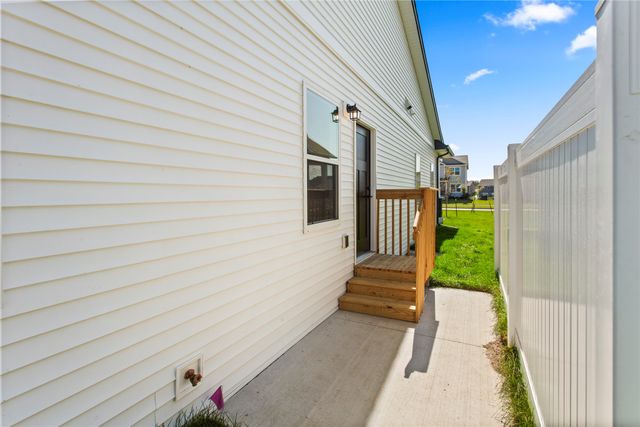 9764 Regatta Lane, Johnston, IA 50131