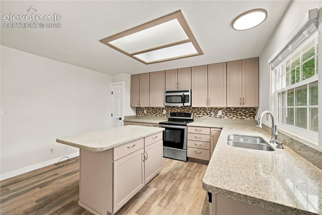 568 Silverton Court, Colorado Springs, CO 80919 — photo 5