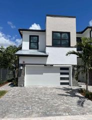 8345 NW 7th Place, Plantation, FL 33324