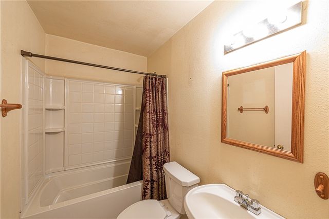 2400 Valley Drive, Fayetteville, AR 72703