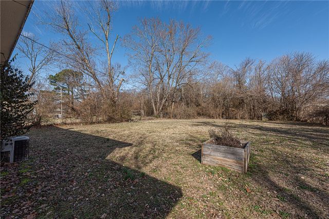 2400 Valley Drive, Fayetteville, AR 72703