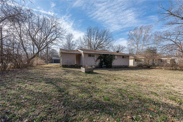 2400 Valley Drive, Fayetteville, AR 72703