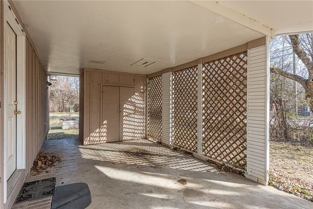 2400 Valley Drive, Fayetteville, AR 72703