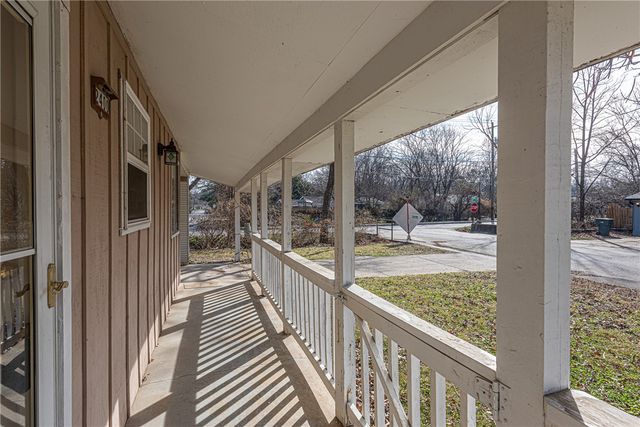 2400 Valley Drive, Fayetteville, AR 72703