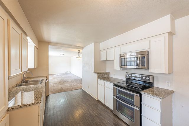 2400 Valley Drive, Fayetteville, AR 72703