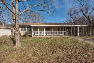 2400 Valley Drive, Fayetteville, AR 72703