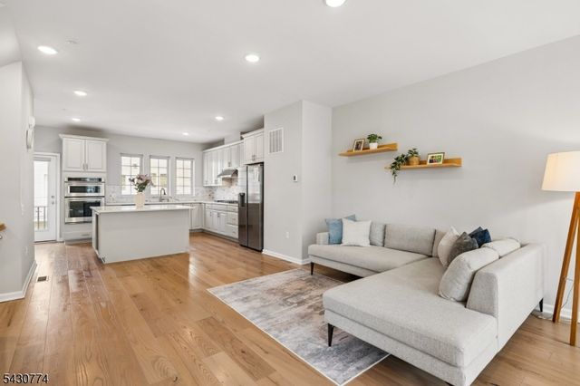 10 Cortland Ct, Livingston Twp., NJ 07039