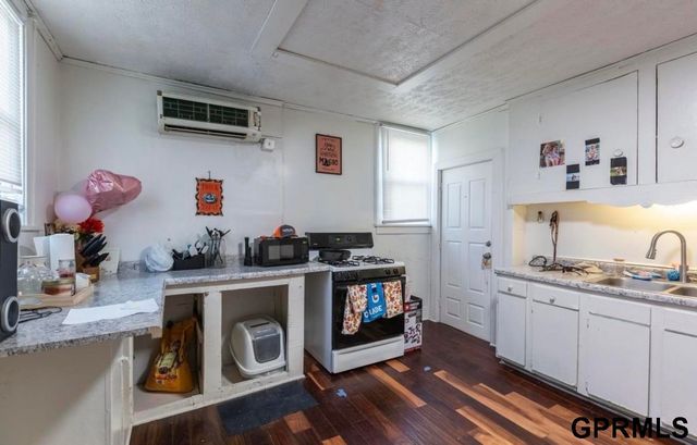 1526 S 29 Street, Omaha, NE 68105