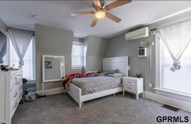1526 S 29 Street, Omaha, NE 68105