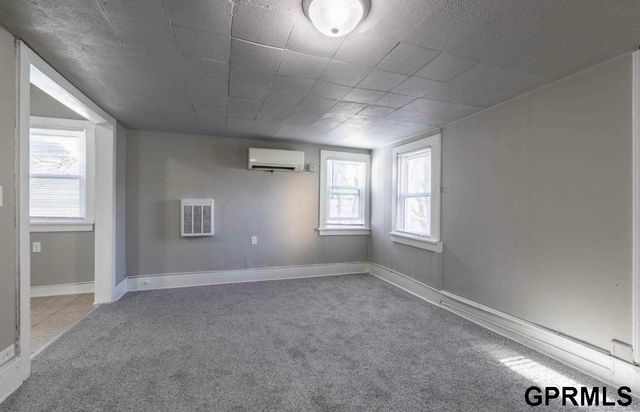 1526 S 29 Street, Omaha, NE 68105
