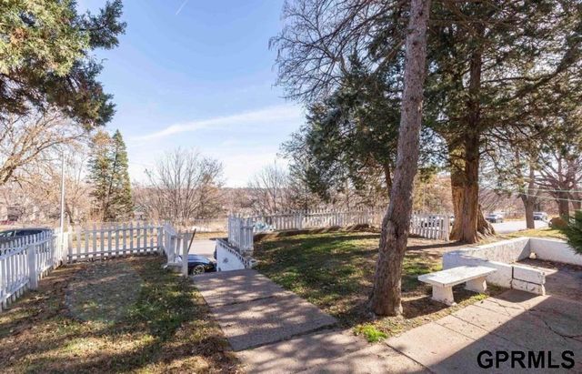 1526 S 29 Street, Omaha, NE 68105