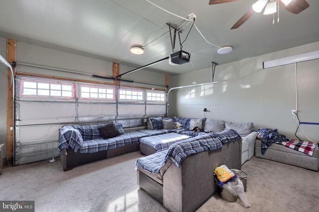 3170 PEBBLE RUN DR, Dover, PA 17315