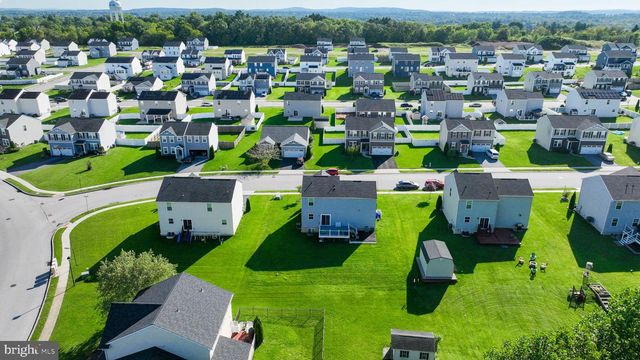 3170 PEBBLE RUN DR, Dover, PA 17315