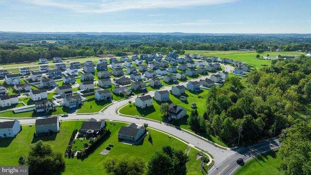 3170 PEBBLE RUN DR, Dover, PA 17315