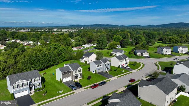 3170 PEBBLE RUN DR, Dover, PA 17315