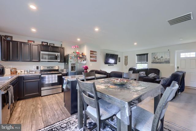 3170 PEBBLE RUN DR, Dover, PA 17315