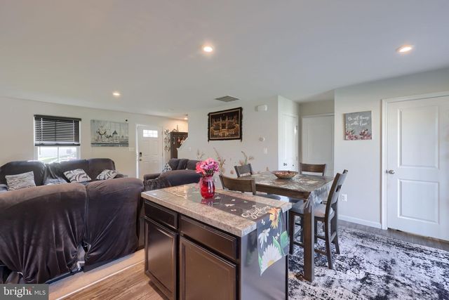 3170 PEBBLE RUN DR, Dover, PA 17315