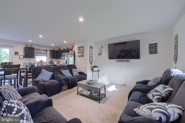 3170 PEBBLE RUN DR, Dover, PA 17315