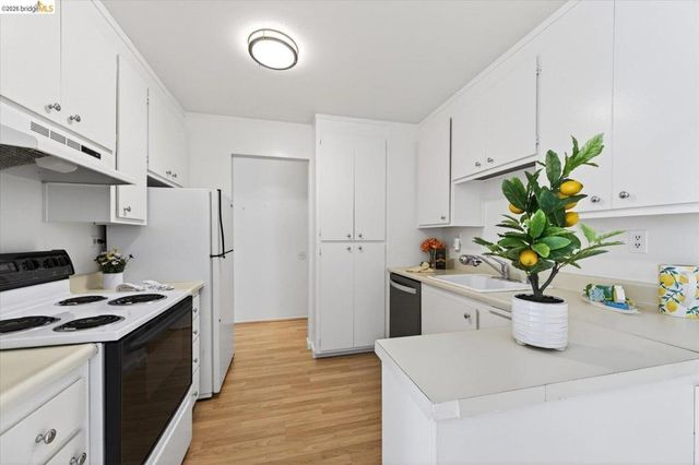 1305 Boulevard WAY APT 303, Walnut Creek, CA 94595