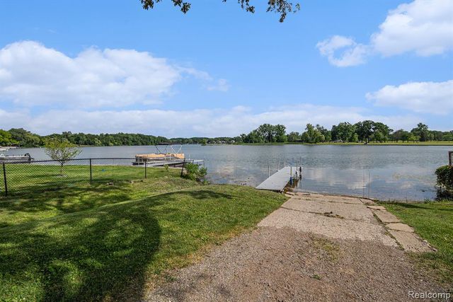 3280 Chambourne Street, Commerce Twp, MI 48382