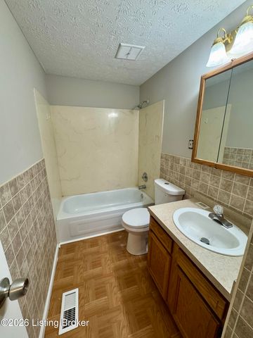 8600 Montrie Ct, Louisville, KY 40219
