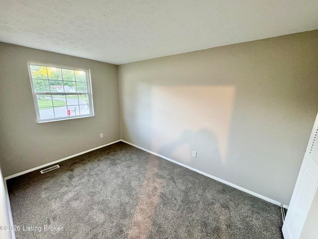8600 Montrie Ct, Louisville, KY 40219