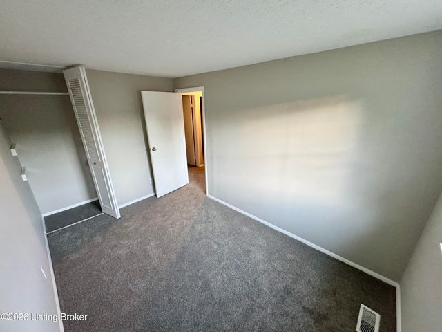 8600 Montrie Ct, Louisville, KY 40219