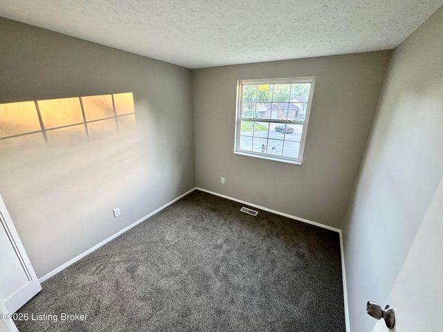 8600 Montrie Ct, Louisville, KY 40219