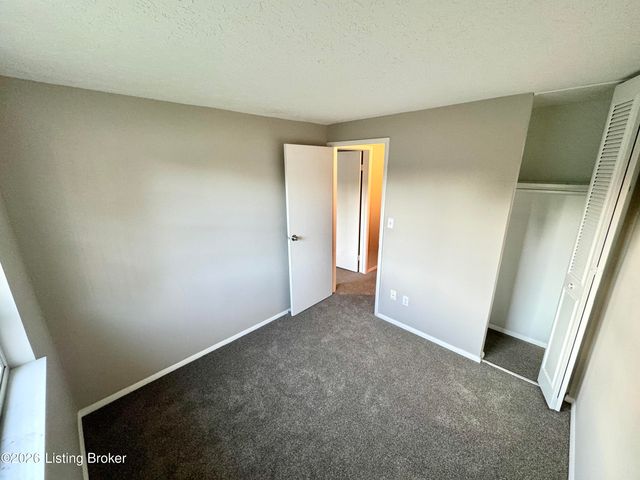 8600 Montrie Ct, Louisville, KY 40219
