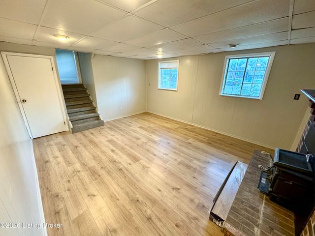 8600 Montrie Ct, Louisville, KY 40219