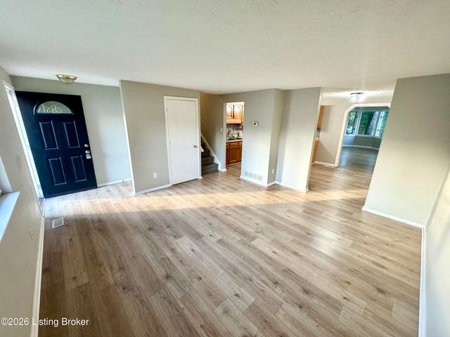 8600 Montrie Ct, Louisville, KY 40219