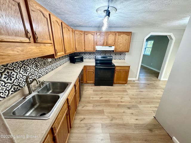 8600 Montrie Ct, Louisville, KY 40219
