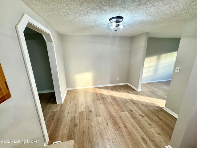 8600 Montrie Ct, Louisville, KY 40219