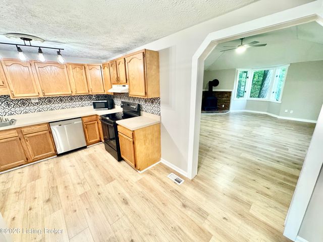 8600 Montrie Ct, Louisville, KY 40219