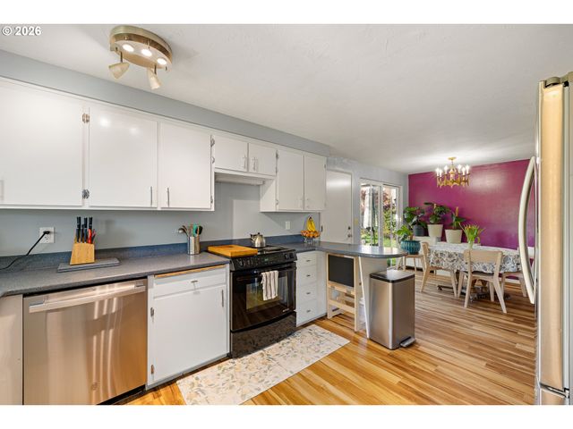 992 CANDLELIGHT Dr, Eugene, OR 97402