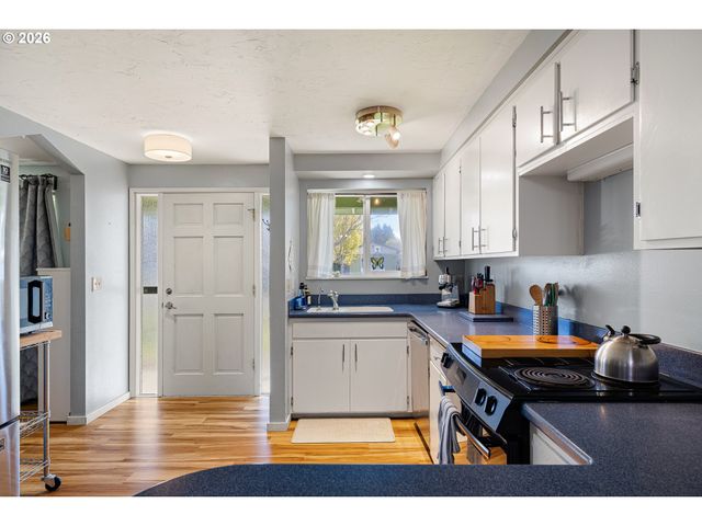 992 CANDLELIGHT Dr, Eugene, OR 97402