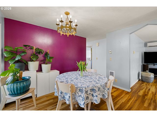 992 CANDLELIGHT Dr, Eugene, OR 97402