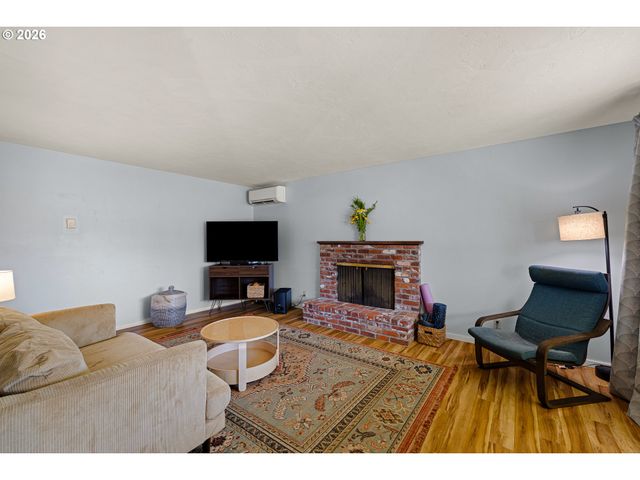 992 CANDLELIGHT Dr, Eugene, OR 97402