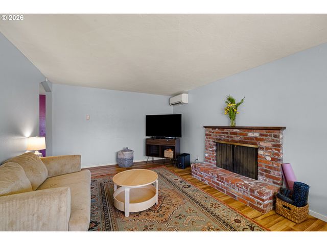 992 CANDLELIGHT Dr, Eugene, OR 97402