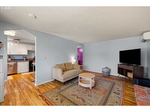 992 CANDLELIGHT Dr, Eugene, OR 97402