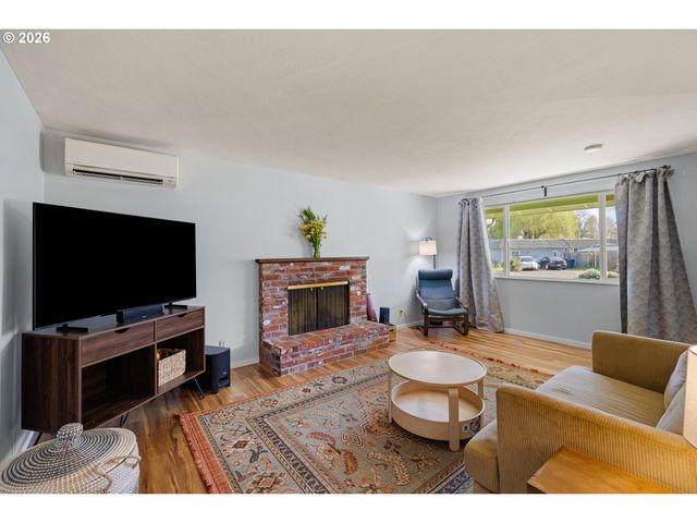 992 CANDLELIGHT Dr, Eugene, OR 97402