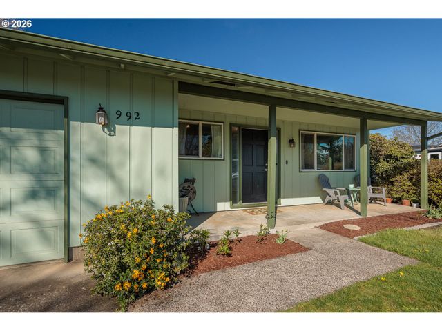 992 CANDLELIGHT Dr, Eugene, OR 97402