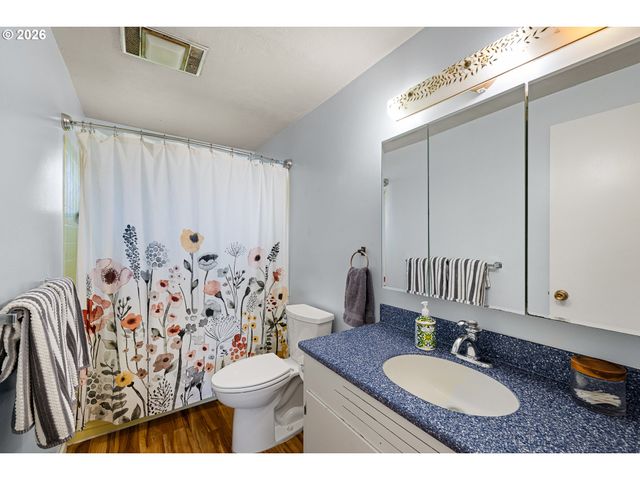 992 CANDLELIGHT Dr, Eugene, OR 97402