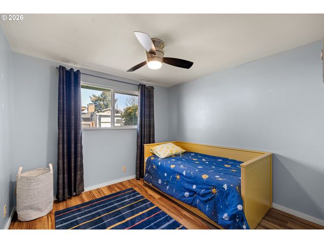 992 CANDLELIGHT Dr, Eugene, OR 97402