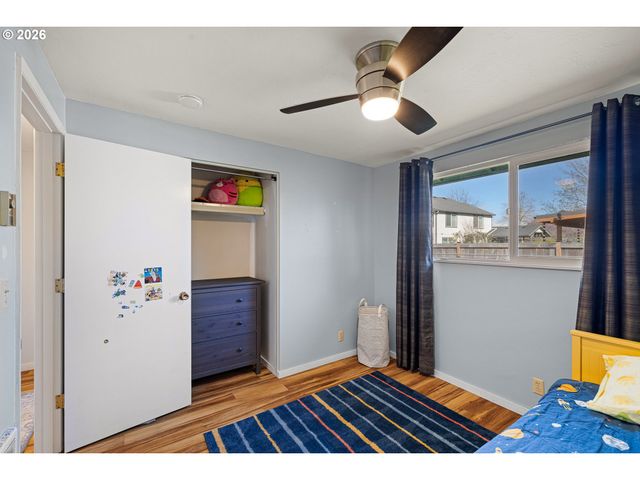 992 CANDLELIGHT Dr, Eugene, OR 97402